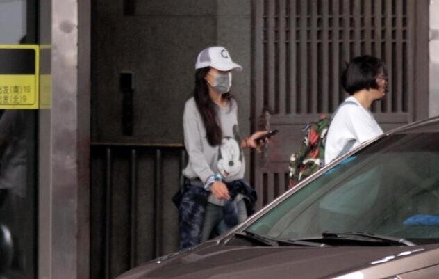 舒淇戴口罩露面“小腹微凸”有了吗？