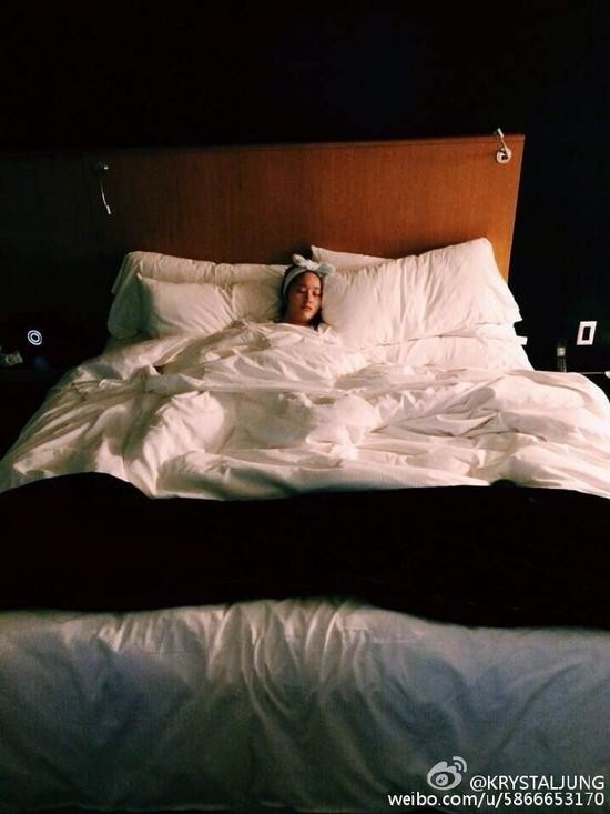 f（x）成员郑秀晶（Krystal）在微博晒睡照