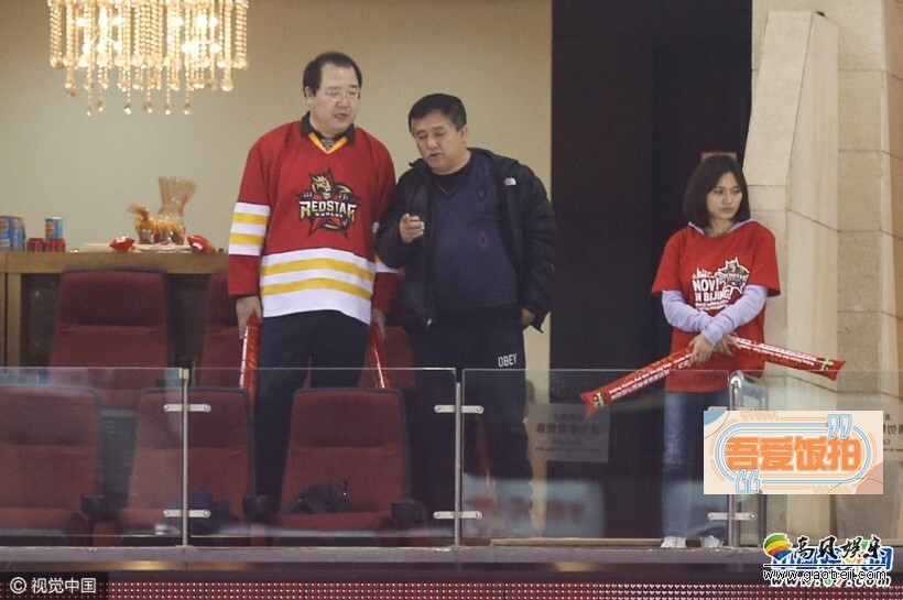 著名导演英达依旧现身KHL联赛的首场季观众席