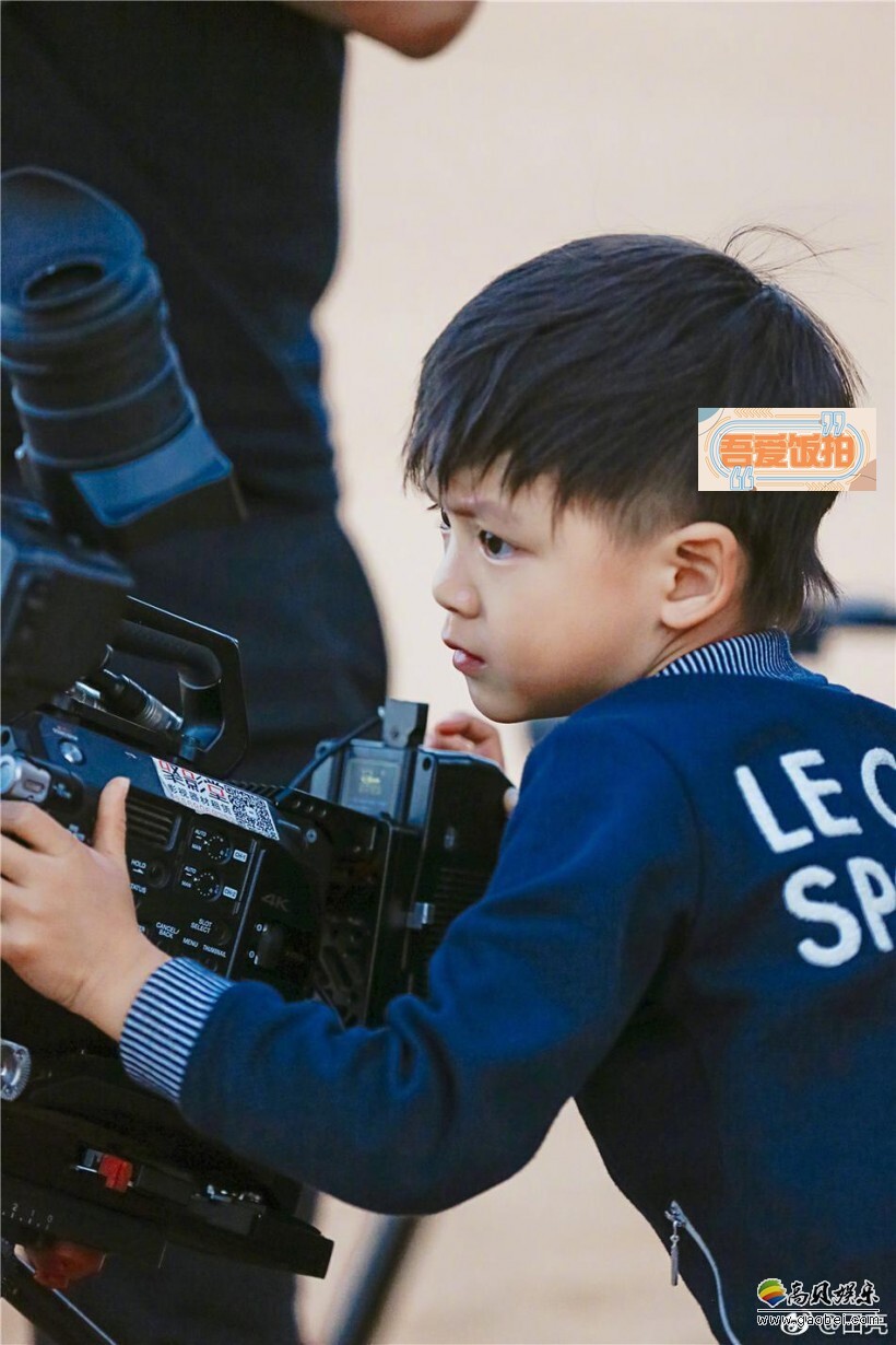 3月26日田亮更新微博晒出一组儿子在片场的照片