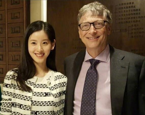 “奶茶妹妹”章泽天在网上晒出与美国企业家比尔盖茨的合照 “奶茶妹妹”章泽天在网上晒出与美国企业家比尔盖茨的合照