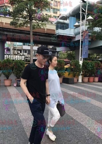 有网友在台北东区街头拍到霍建华和林心如现身街头 有网友在台北东区街头拍到霍建华和林心如现身街头