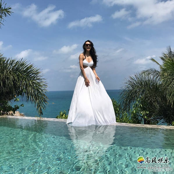 26日，爱戴在网上晒了一组泳池美照