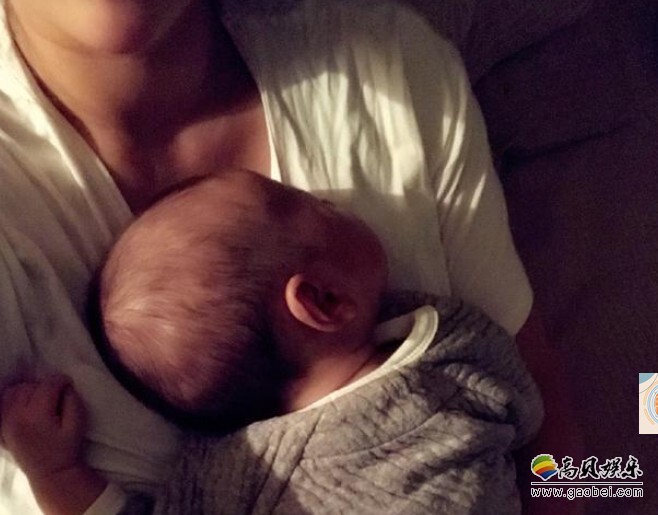 张嘉倪抱儿子晒自拍了? 张嘉倪抱儿子晒自拍了?