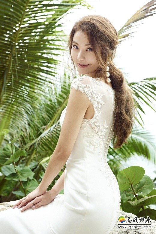 韩国演员尹素怡和曹成允携手某杂志拍摄的婚纱照公开