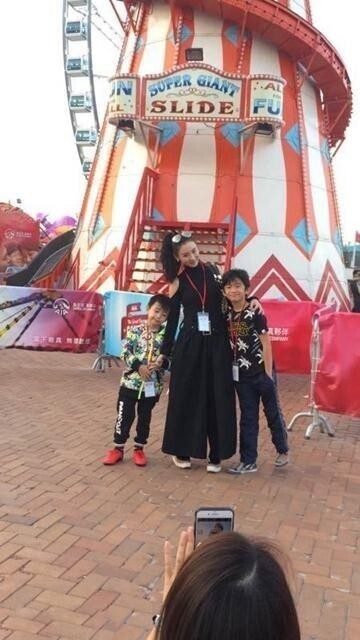 有网友在嘉年华遇到张柏芝带着两个儿子游玩 有网友在嘉年华遇到张柏芝带着两个儿子游玩