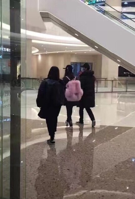 范冰冰和李晨在青岛牵手逛街了? 范冰冰和李晨在青岛牵手逛街了?