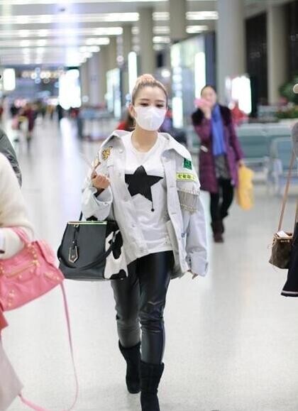 何洁在录制完节目后赶赴机场返京? 何洁在录制完节目后赶赴机场返京?