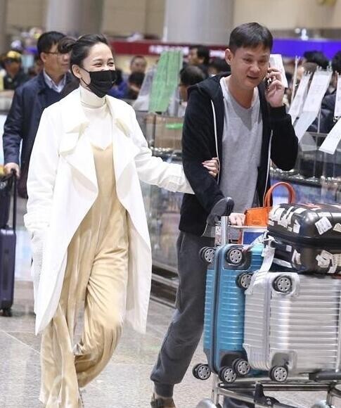 陈乔恩与神秘男一同抵达台北机场了? 陈乔恩与神秘男一同抵达台北机场了?