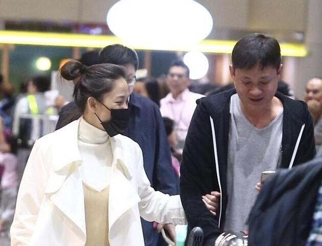 陈乔恩手挽神的秘男谁呢？