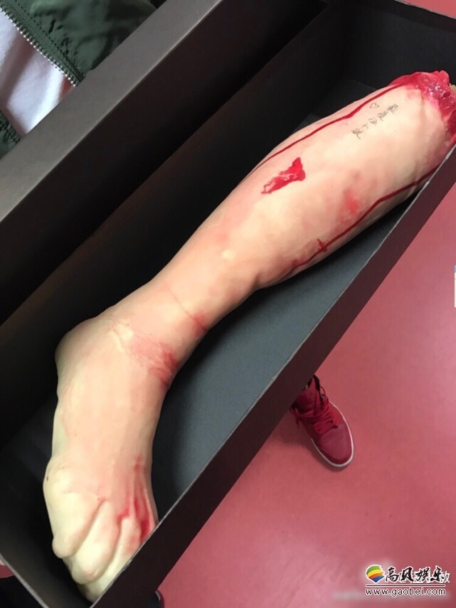 汪小敏收人腿礼盒当场懵掉了? 汪小敏收人腿礼盒当场懵掉了?