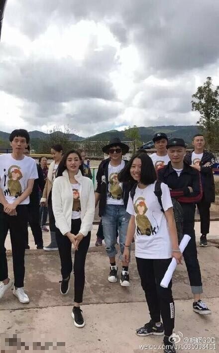 有网友在微博曝出张天爱低调现身云南做公益的路透照 有网友在微博曝出张天爱低调现身云南做公益的路透照