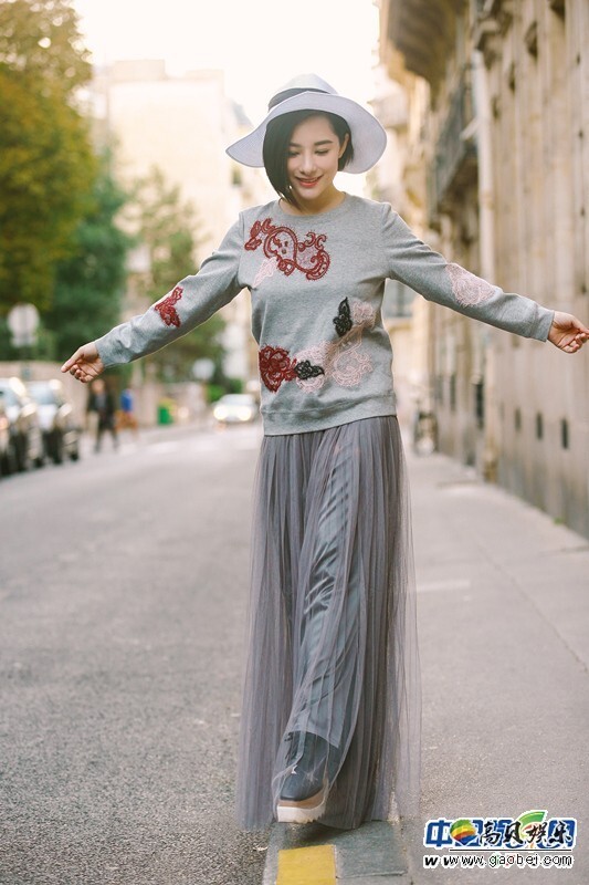 近日刘璇巴黎街头的时尚街拍照曝光