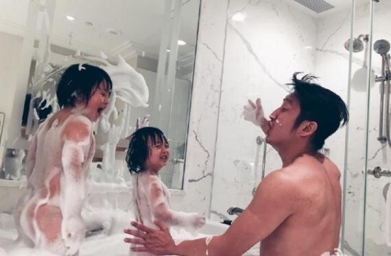 邹市明娇妻冉莹颖晒出家里三个男人洗澡的照片