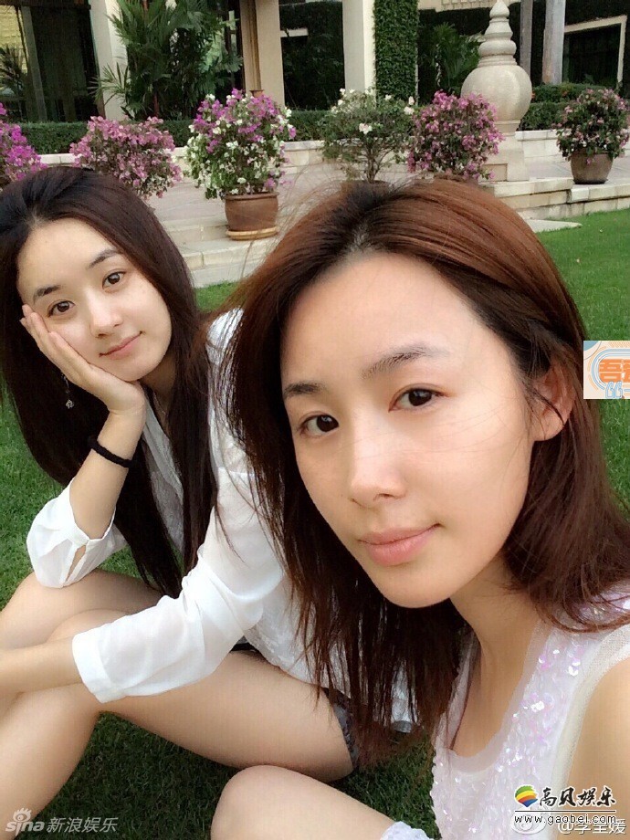 演员李呈媛2014年3月曾晒与闺蜜赵丽颖的旅行照 演员李呈媛2014年3月曾晒与闺蜜赵丽颖的旅行照
