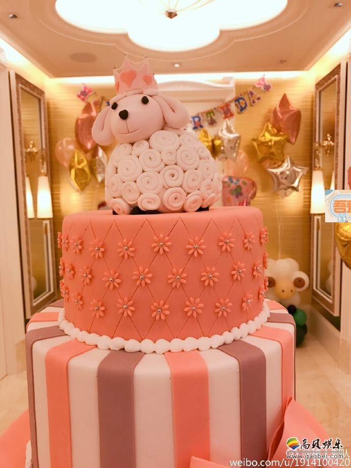 章子怡微博晒出为醒宝一周岁庆生的美照 章子怡微博晒出为醒宝一周岁庆生的美照