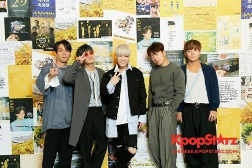 男子在组合水晶男孩举行了发行纪念采访