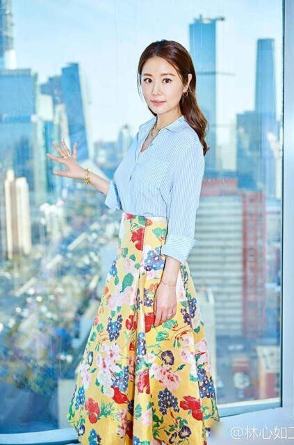 林心如工作室在微博晒出一组林心如参加电影发布会的照片