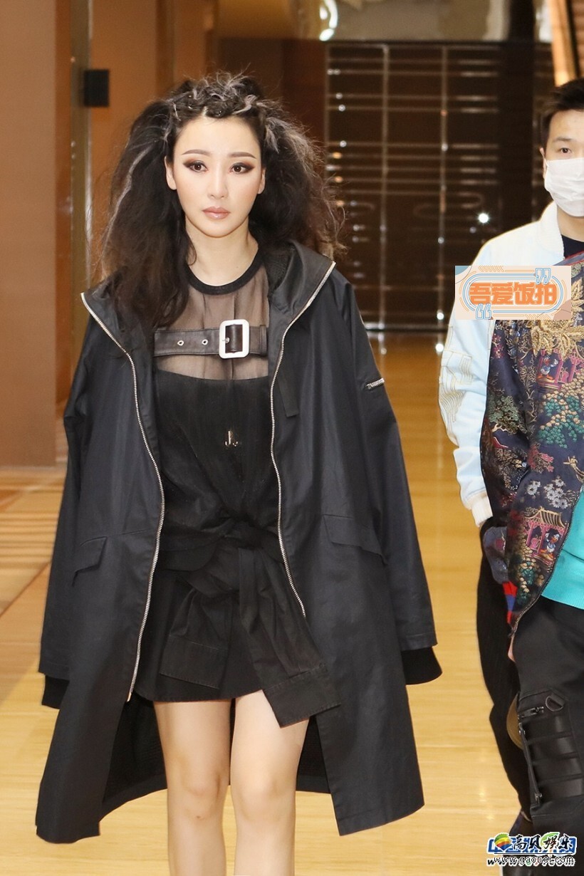 柳岩夸张狮子王造型亮相施华蔻发尚盛典