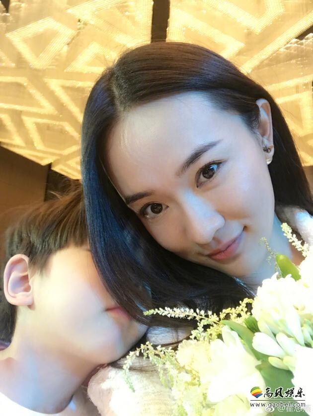 霍思燕在微博晒出一组带儿子嗯哼参加好友婚礼的照片 霍思燕在微博晒出一组带儿子嗯哼参加好友婚礼的照片