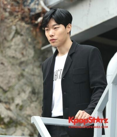 为了宣传电影《The King》，演员柳俊烈接受了媒体的采访