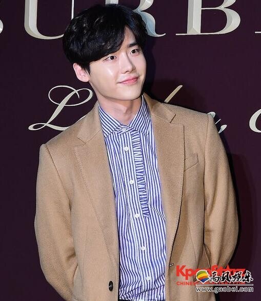 李钟硕3月2日将正式参与SBS电视剧《当你入睡时》的拍摄