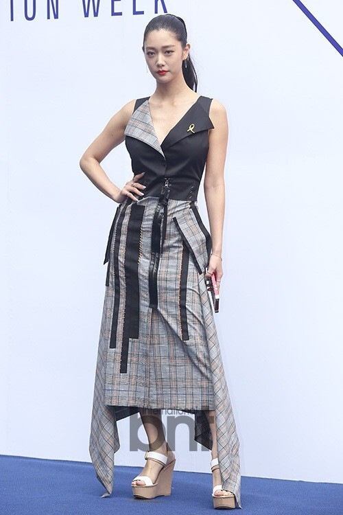 演员CLARA等出席2017F/W首尔时装周 演员CLARA等出席2017F/W首尔时装周