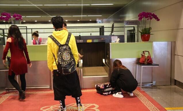 大张伟与经纪人太太刘迎现身长沙机场？