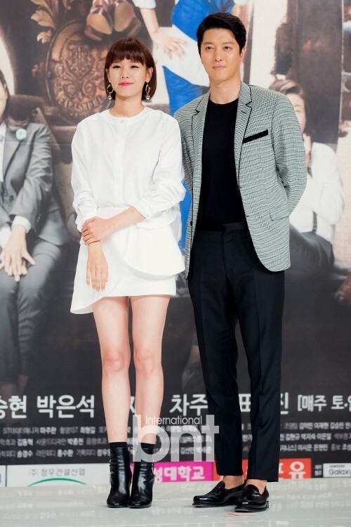 韩国演员李东健和赵胤熙公开夏威夷约会始末 韩国演员李东健和赵胤熙公开夏威夷约会始末