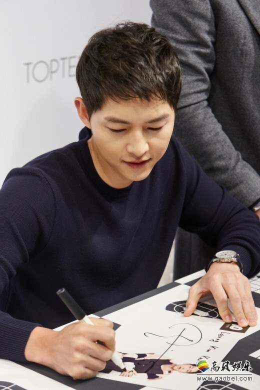 演员宋仲基日前出席了代言品牌举办的签名会 演员宋仲基日前出席了代言品牌举办的签名会