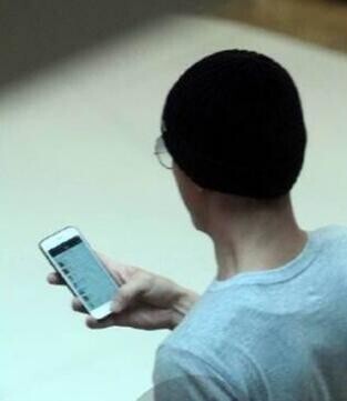 霍建华为什以用碎屏手机呀? 霍建华为什以用碎屏手机呀?