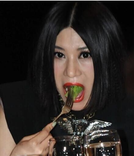 尚雯婕化着浓妆涂着大红唇吃饭容易吗? 尚雯婕化着浓妆涂着大红唇吃饭容易吗?