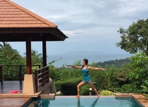 歌手韦唯在泳池旁边做瑜伽?可是网友却骂声一片? 歌手韦唯在泳池旁边做瑜伽?可是网友却骂声一片?