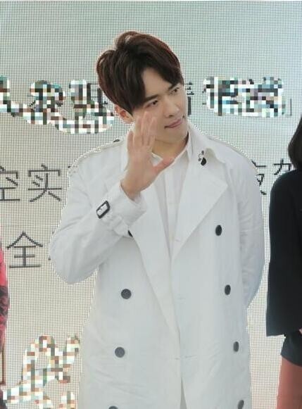 高云翔一袭白衣现身南京了？