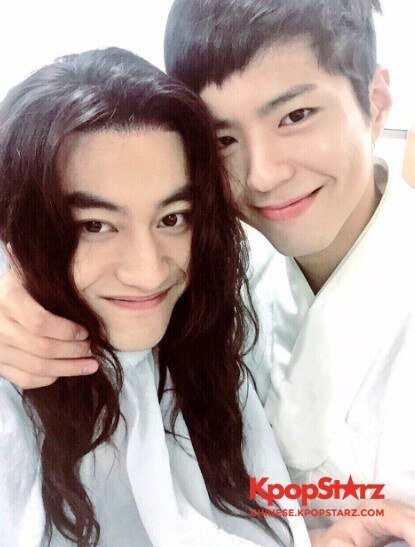 演员朴宝剑公开了一张与演员郭东延的亲密合照 演员朴宝剑公开了一张与演员郭东延的亲密合照