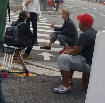 韩饭路遇正在拍摄新戏《亲爱的阿基米德》的世勋 韩饭路遇正在拍摄新戏《亲爱的阿基米德》的世勋