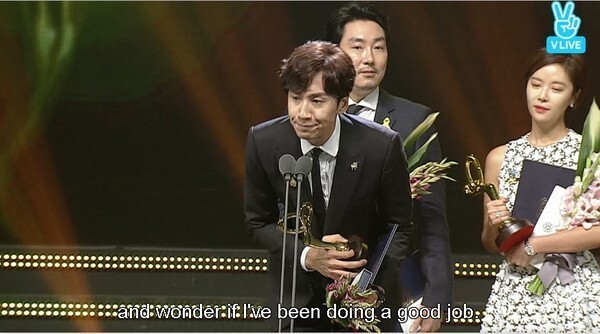 韩国男星李光洙27日出席韩国年度盛事