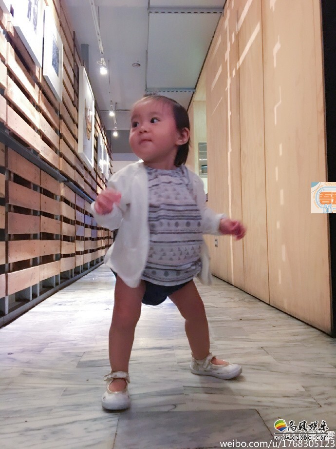 贾静雯在微博晒出一组女儿咘咘的萌照 贾静雯在微博晒出一组女儿咘咘的萌照