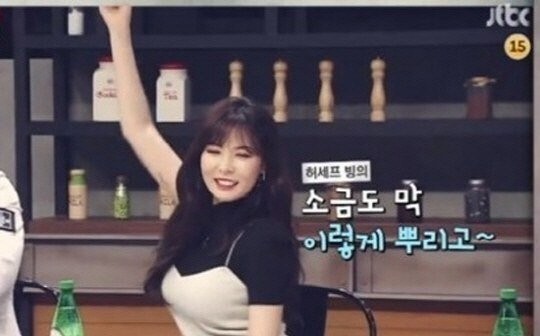 女团4minute泫雅用妖艳的姿态为食物撒了盐