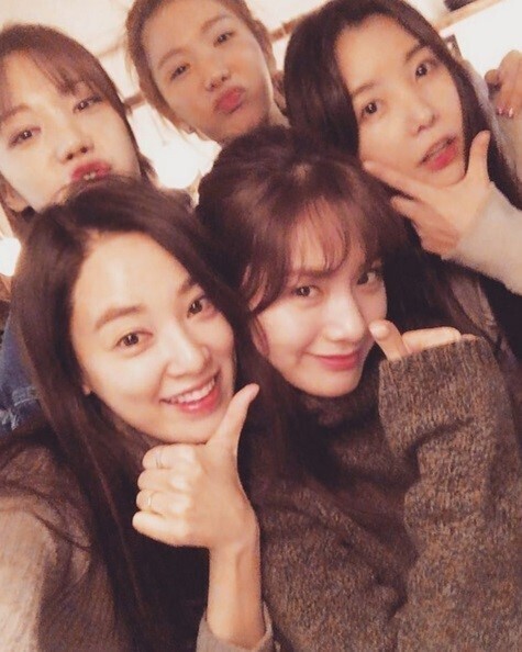 AfterSchool成员Lizzy在INS上传了与成员们的聚餐照