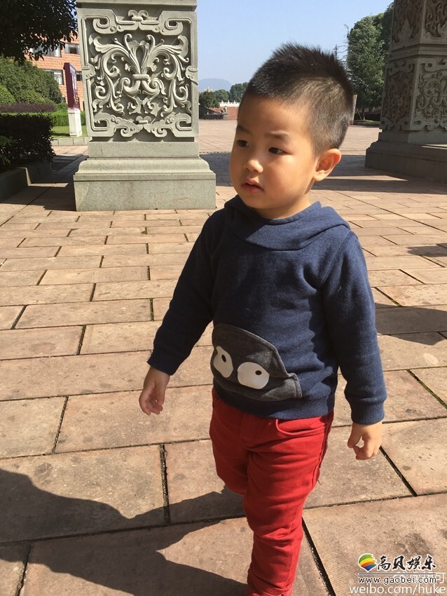 胡歌微博发布安吉和小鱼儿的街拍图片