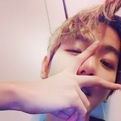 男团EXO成员伯贤向粉丝们献上新年祝福啦