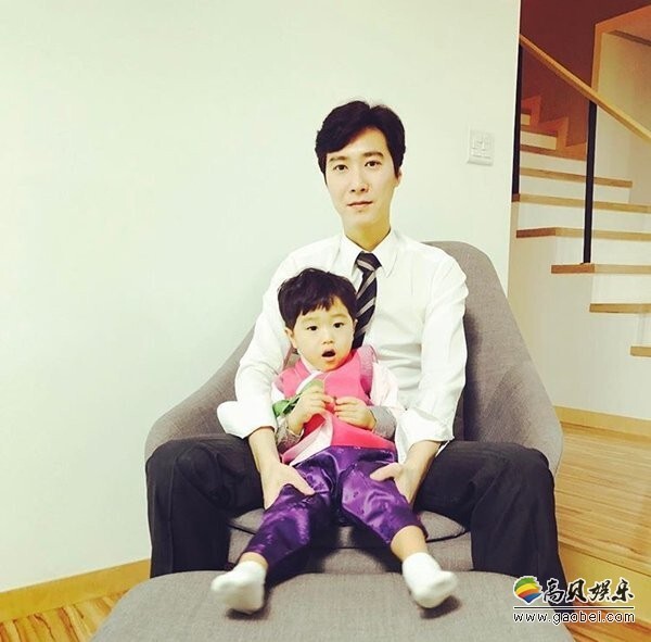 许洋林公开了高志溶与儿子高胜载的合照