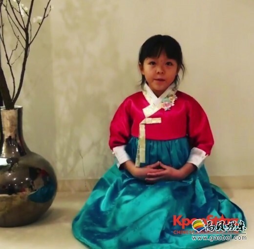 秋成勋公开了女儿小爱身穿韩服向大家拜年的简短影像 秋成勋公开了女儿小爱身穿韩服向大家拜年的简短影像