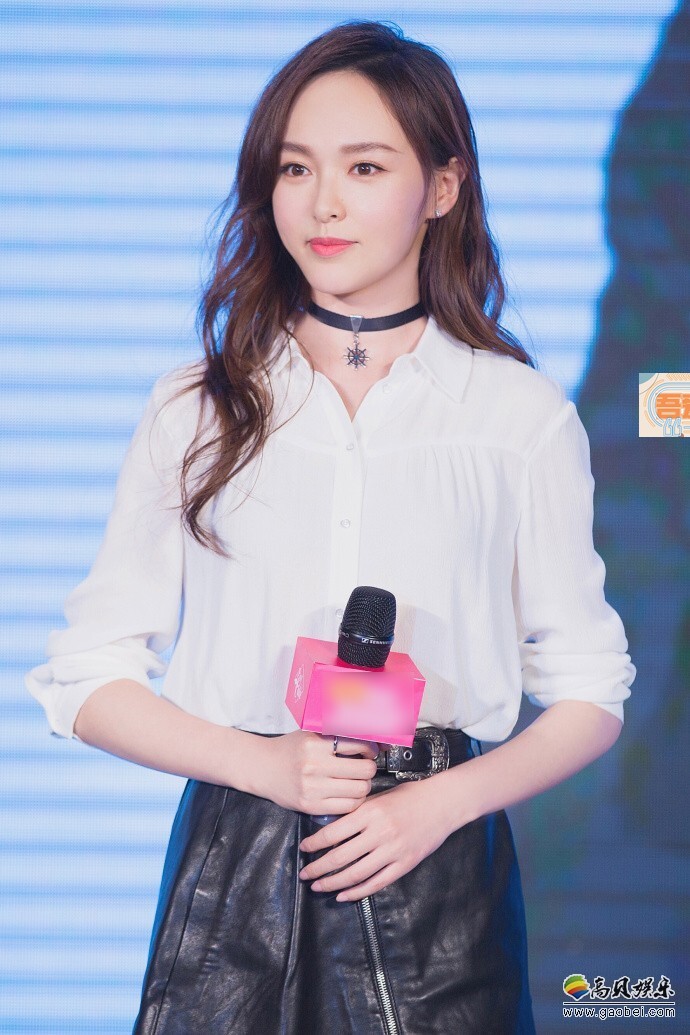 唐嫣现身上海，为自己代言的某蛋糕品牌活动站台