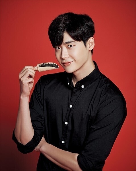 演员李钟硕成为了某奶茶品牌韩国地区的首位形象代言人