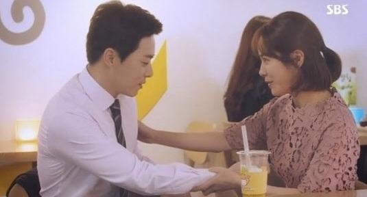 《嫉妒的化身》韩智敏和华信约在咖啡厅里相亲 《嫉妒的化身》韩智敏和华信约在咖啡厅里相亲