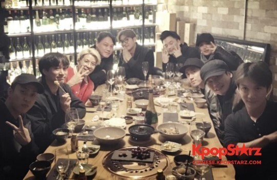 YG娱乐公司社长杨贤石公开了与水晶男孩、Tablo的合照 YG娱乐公司社长杨贤石公开了与水晶男孩、Tablo的合照