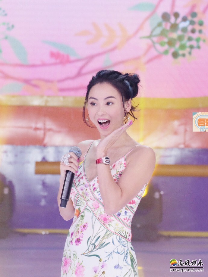 张柏芝丸子头 吊带裙美翻了有末有? 张柏芝丸子头 吊带裙美翻了有末有?