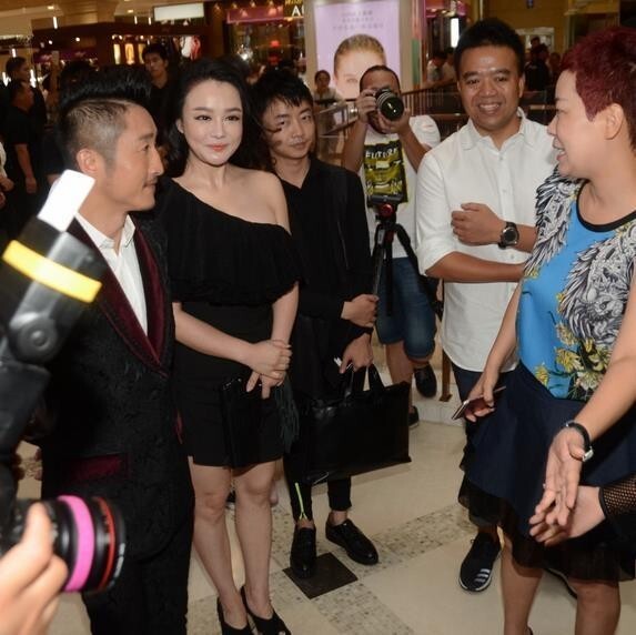 邹市明两夫妻现身商场活动秀了一脸的恩爱？